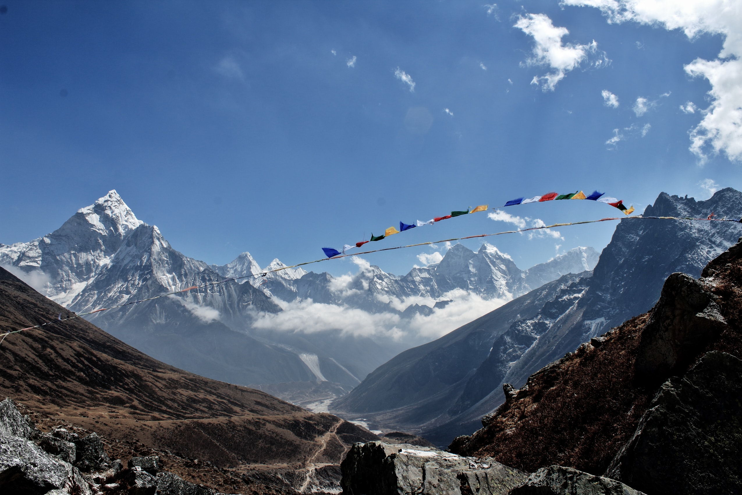 UN1T X RALU RETREATS TAKE ON MOUNT EVEREST